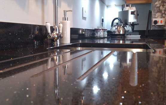Drainer grooves scribed into the quartz.